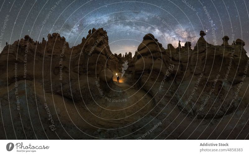 Anonymer Reisender auf einem Stein auf einem Berg mit Milchstraße am Himmel stehend Goblin-Tal Schlucht Klippen Milchstrasse Landschaft reisen Nacht USA