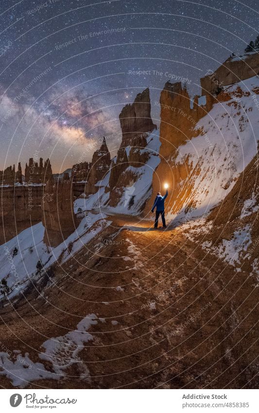 Anonymer Reisender auf verschneitem Berg mit Milchstraße am Himmel stehend Goblin-Tal Schlucht Klippen Milchstrasse Landschaft Schnee reisen Nacht USA im Freien