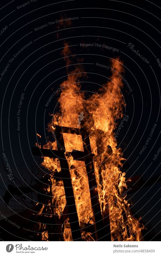 Verbrennung christlicher Kreuze bei heidnischem Fest Feuer Lagerfeuernacht antik Ritual christian durchkreuzen Holzkreuz brennendes Kreuz Hochsommer Sonnenwende