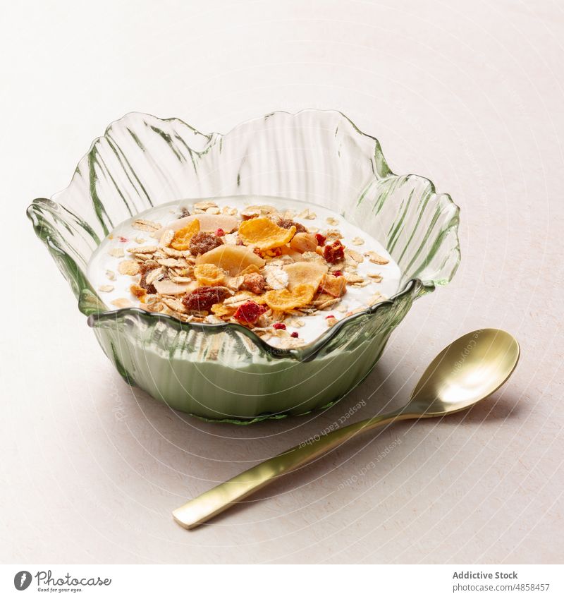 Schale mit Joghurt und Frühstücksflocken Schalen & Schüsseln Frucht Lebensmittel Müsli Löffel Morgen Gesundheit Lifestyle Tisch Diät organisch Ernährung Sehne