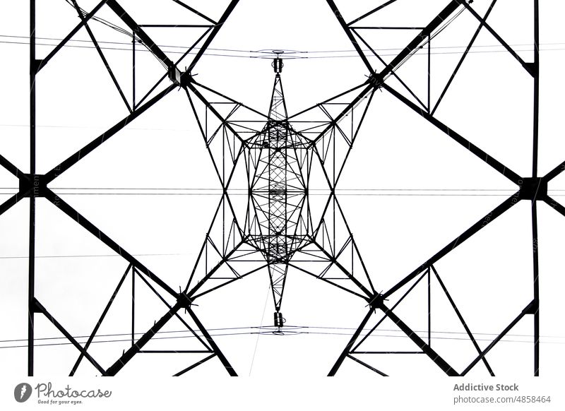 Energieturm mit abstrakten geometrischen Formen im Hintergrund Geometrie Symmetrie Design Metall Konstruktion Elektrizität Linie Inszenierung modern Stahl