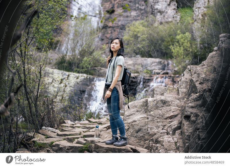 Asiatischer Wanderer in der Nähe eines Wasserfalls in den Bergen Frau Berge u. Gebirge reisen Wanderung Felsen Abenteuer Trekking Fotoapparat Fotograf Natur
