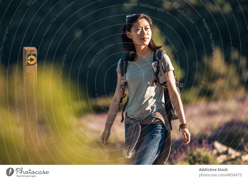 Reisende asiatische Frau mit Rucksack, die in der Natur spazieren geht reisen Wanderer Trekking Abenteuer Tourismus erkunden valverde de los arroyos Guadalajara