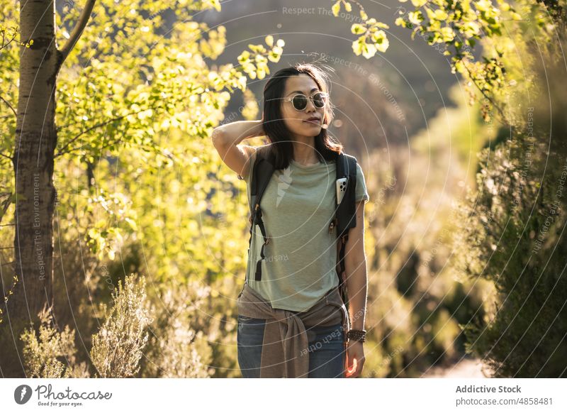 Reisende asiatische Frau mit Rucksack, die in der Natur spazieren geht reisen Wanderer Trekking Abenteuer Sonnenbrille Tourismus erkunden