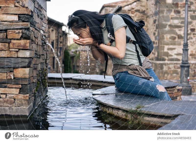 Reisende asiatische Frau, die Wasser aus einem Brunnen trinkt trinken reisen Springbrunnen alt Stadt Tourismus Durst Tourist Hydrat Straße Entdecker