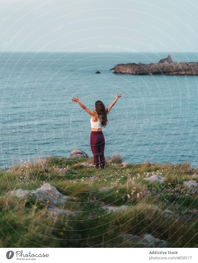 Anonyme Frau beim Yoga auf einer Klippe vor einem wogenden Meer MEER ausdehnen bewundern üben Wellness Freiheit Wohlbefinden Zen Achtsamkeit Natur sorgenfrei