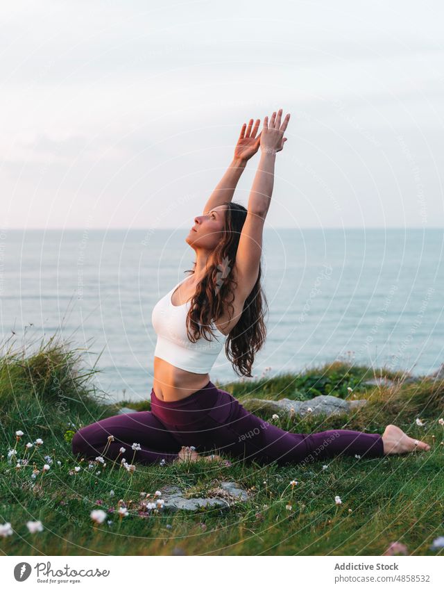 Schlanke Frau in Activewear macht Yoga in der Natur Sportkleidung Athlet erhobener Arm Gesunder Lebensstil üben Meeresufer ardha kapotasana gyan mudra Asana