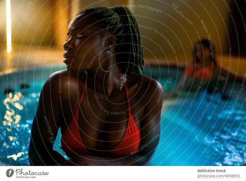 Schwarze Frauen entspannen sich im Whirlpool Freund Spa Heißes Bad Wasser Wohlbefinden Verfahren Hautpflege Körperpflege Kälte trendy feminin Wellness