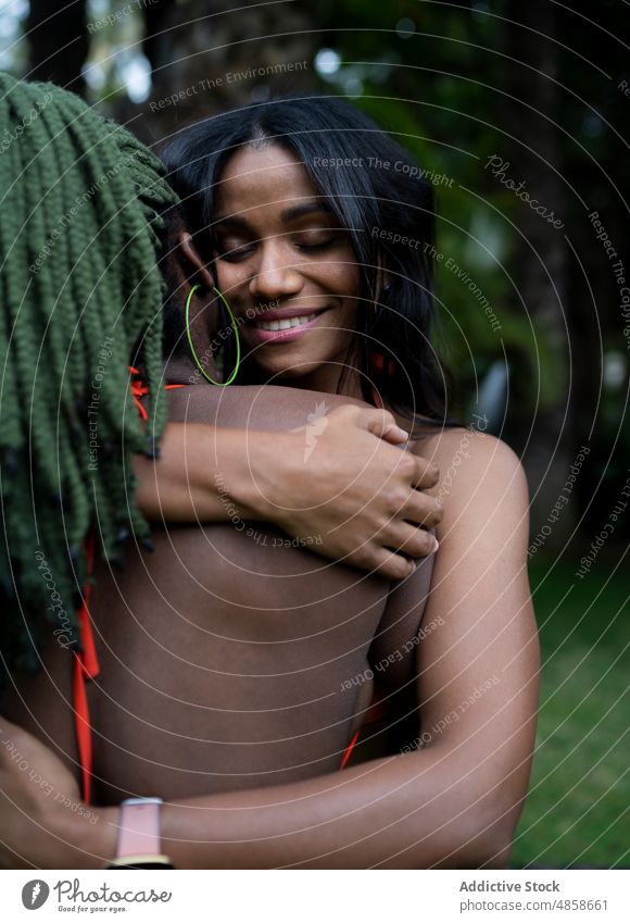 Schwarze Frauen umarmen sich im Hinterhof Freund Umarmung Bonden Umarmen Freizeit Zeitvertreib Streicheln freie Zeit Bikini Badeanzug tropisch ruhen Erholung