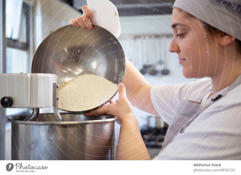 Frau schüttet Mehl in den Teigmischer Bäcker Mixer eingießen Maschine Gerät kulinarisch Bäckerei Rezept Vorrichtung Küche Arbeit Schalen & Schüsseln Industrie