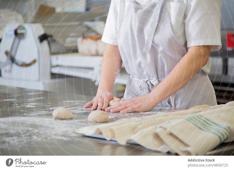 Anonymer Bäcker bereitet Teig auf dem Tisch vor Frau Teigwaren kulinarisch roh Bäckerei Küche Arbeit Rezept Industrie Job ernst Mehl Prozess Gerät ungekocht