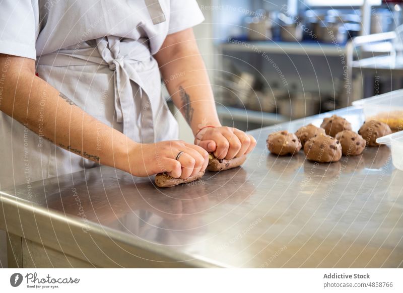 Anonyme Frau bereitet Teig für Kekse vor Bäckerei süß Dessert Teigwaren lernen Gebäck roh ungebacken Trennung kulinarisch Schule Küche vorbereiten Prozess