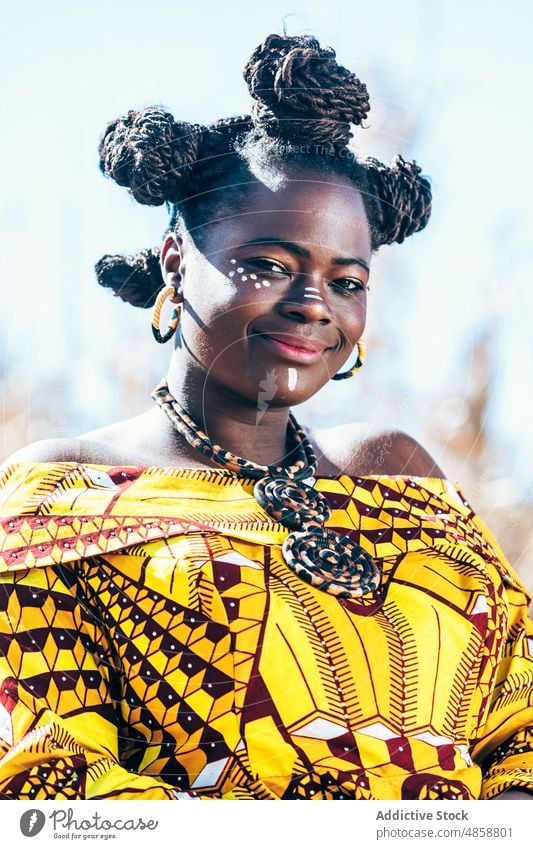 Afrikanische Frau in hellem traditionellem Kleid Tradition Stil Feld Outfit Make-up Porträt drucken Vorschein Persönlichkeit Sonnenlicht schwarz ethnisch