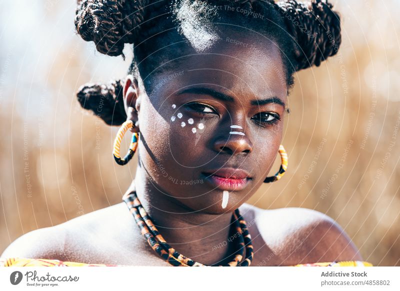 Afrikanische Frau in hellem traditionellem Kleid Tradition Stil Feld Outfit Make-up Porträt drucken Vorschein Persönlichkeit Sonnenlicht schwarz ethnisch