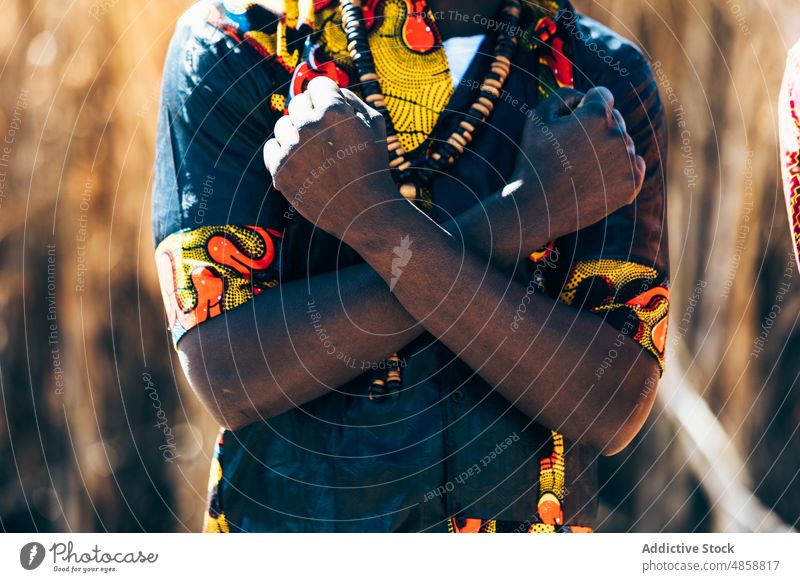 Afrikanischer Mann verschränkt Arme mit geballten Fäusten die Arme verschränkt die Faust ballen gestikulieren Kraft Feld Tradition Stil Kultur Landschaft Mode