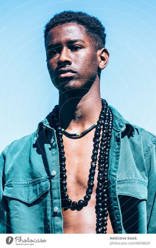 Afrikanischer Mann in Jeanskleidung auf dem Land Stil Landschaft Mode Outfit Jeansstoff Tradition Sommer Gras Model lässig Accessoire ethnisch schwarz