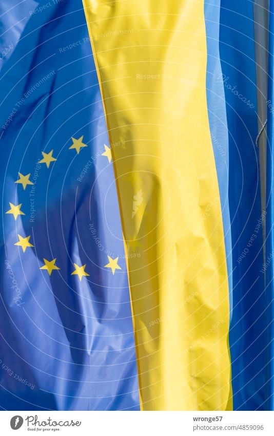 Europaflagge und die ukrainische Flagge nebeneinander nebeneinander wehend nebeneinander hängend Fahnenmast Fahnenträger EU-Beitritt EU-Aufnahme Solidarität