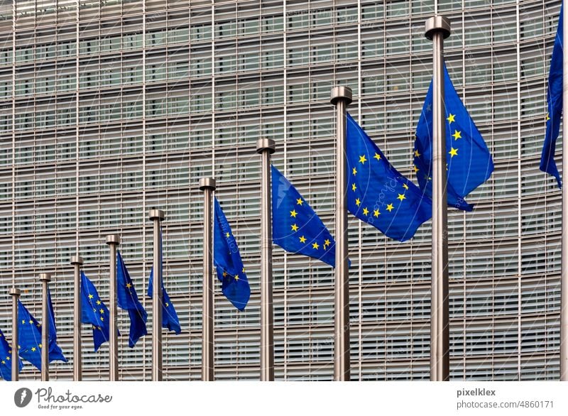 Europaflaggen vor der EU-Kommission in Brüssel Flaggen Fahnen Europäische Kommission Europäische Union Europäisches Parlament Belgien Politik Exekutive Recht
