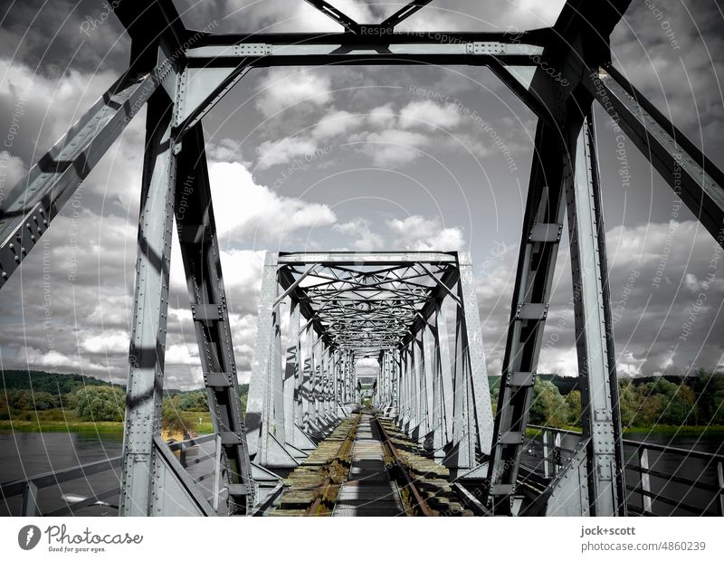 eine Geschichte des Brückenbaus Eisenbahnbrücke Architektur Wolken Schönes Wetter Bauwerk Gleise eckig historisch Freiheit lost places Kulturdenkmal Grenzgebiet