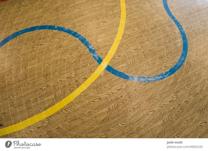 geschwungene Linien auf Holzimitat Boden DDR Bodenbelag Spielfeldbegrenzung Markierungslinie Kontrast Strukturen & Formen Detailaufnahme abstrakt Linienstärke