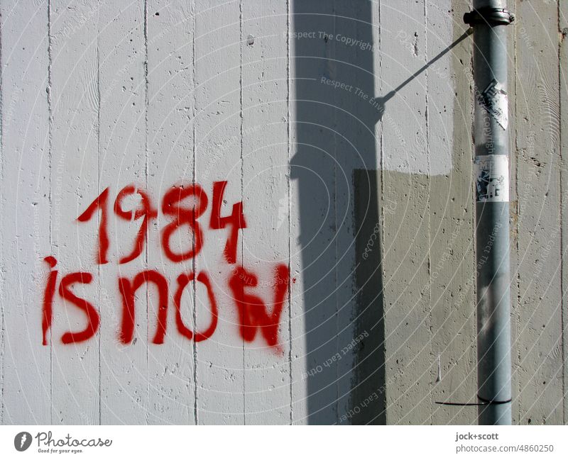 1984 is now, is no longer fiction Schablonenschrift Straßenkunst Kreativität Wand Wort Typographie Überwachungsstaat Betonwand Zukunft Macht bedrohlich Englisch