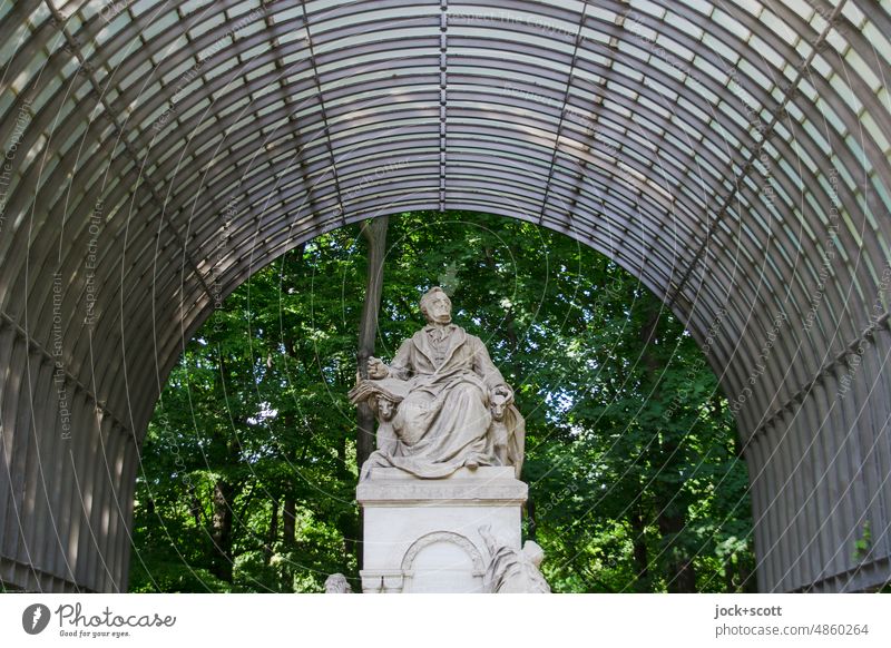 Denkmal für Richard Wagner Skulptur Originalität historisch Sightseeing Baum Park Tiergarten Schutzdach Ehre Kultur Stil monumental Komponist Marmor Musiker