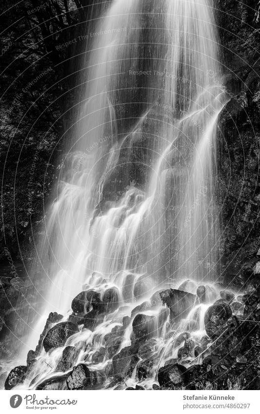 Die Kraft der Natur Azoren Langzeitbelichtung Wasserfall s/w Schwarzweißfoto canon Stein Erfrischung wandern Wildnis Wasserfall-Landschaft fließend im Freien
