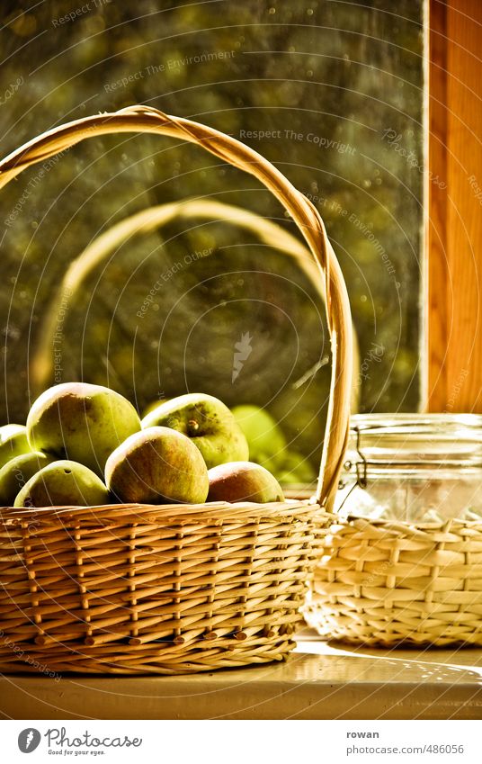 herbstlicht Lebensmittel Frucht Apfel Ernährung Bioprodukte Vegetarische Ernährung Haus Einfamilienhaus Fassade Fenster frisch Wärme ruhig Häusliches Leben Korb