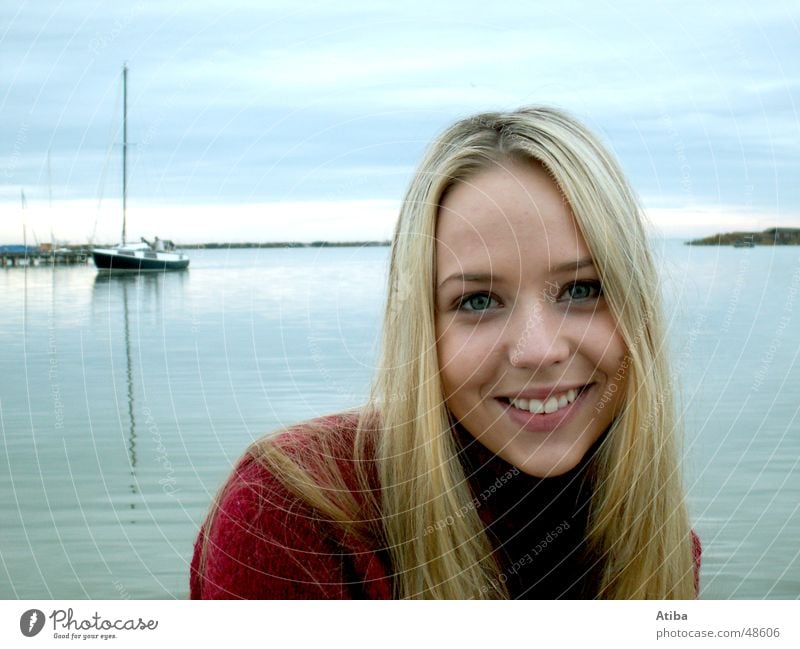Am See ... #3 Frau blond süß geheimnisvoll Pullover Rollkragenpullover rot Herbst kalt Österreich schön Wasser Himmel blau neusiedlersee