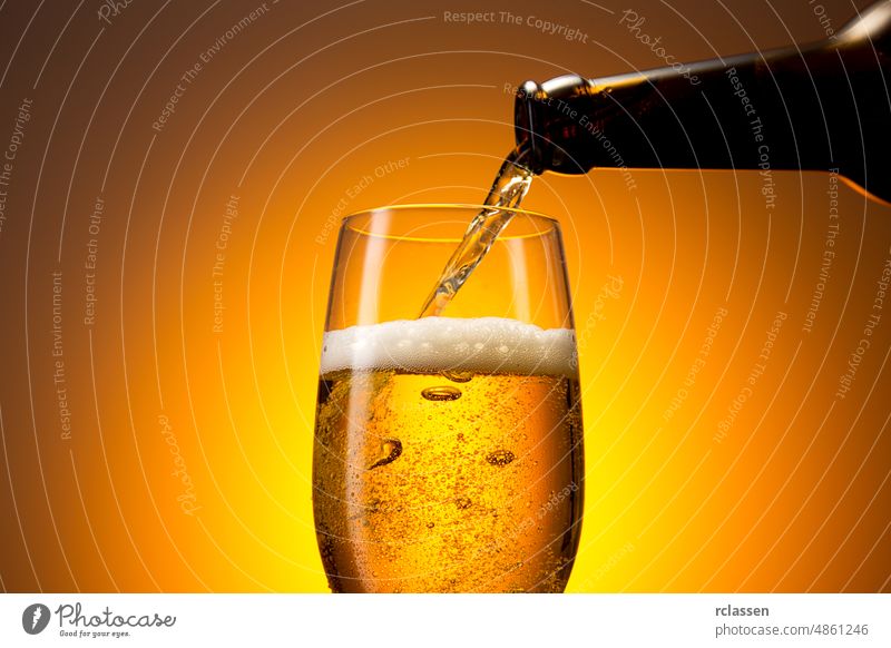 kaltes Bier in ein Glas gießen Bierglas Alkohol Biergarten betrunken erfrischend schäumen Restaurant gelb gold Party trinken Sommer Nachtleben Bargeld Brauerei