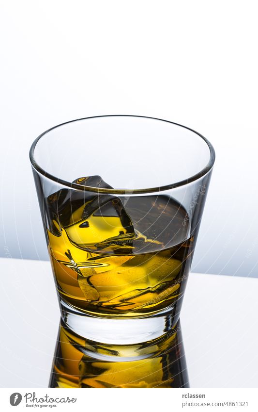 schottischer Whisky mit Eis Whiskey Alkohol Alkoholiker Bar betrunken Bourbon braun Brennerei Cocktail Kuba durstig frieren Felsen Flasche Getränke eingießen