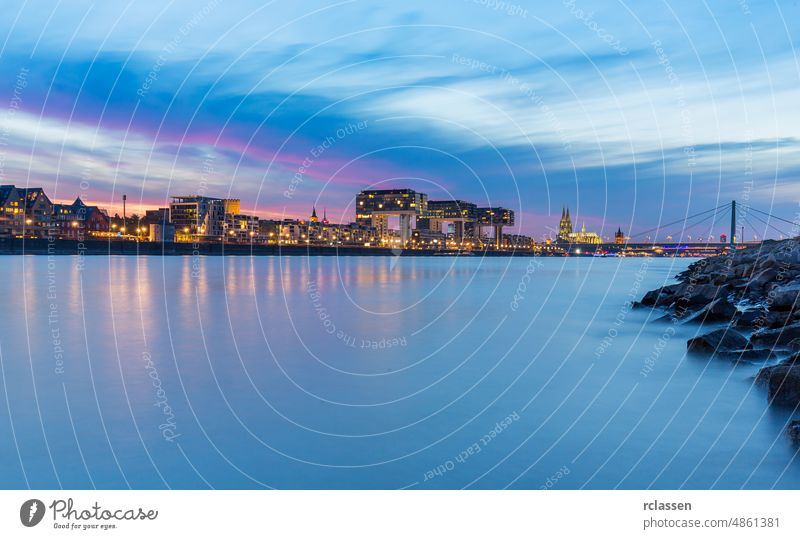 Kölner Stadtpanorama mit Dom und Kranhäusern bei Sonnenuntergang Überfluss Architektur Abenddämmerung Wolken Himmel Anziehungskraft Nacht Licht blau Boot Brücke