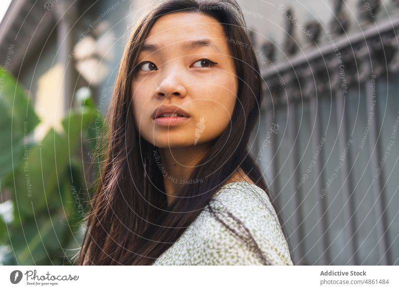 Asiatische Frau auf der Straße in der Stadt Sommer Porträt Großstadt feminin Stil charmant asiatisch ethnisch Dame Vorschein Gelassenheit Teint Schwarzes Haar