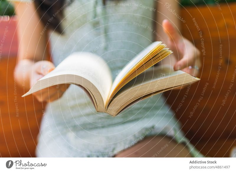 Unbekannte Frau liest Buch auf einer Bank lesen Literatur Hobby Zeitvertreib Park Leseratte Weisheit Straße Stil Großstadt Dame Sommer Freizeit intelligent