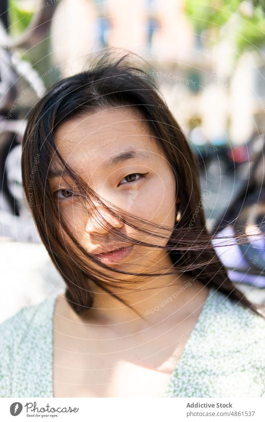 Asiatische Frau auf der Straße in der Stadt Sommer Porträt Großstadt feminin Stil charmant asiatisch ethnisch Dame Vorschein Gelassenheit Teint Schwarzes Haar