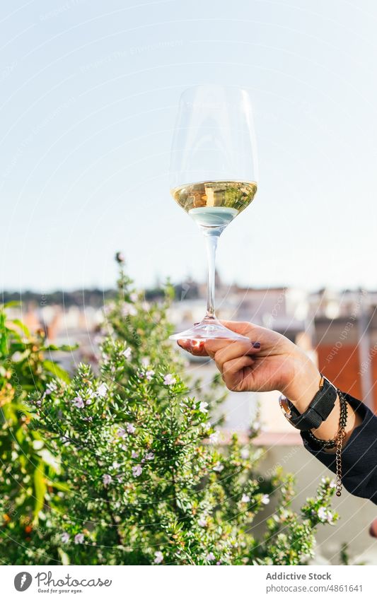 Crop Sommelier zeigt ein Glas Wein Frau zeigen Weißwein Terrasse Restaurant Geschmack Weinglas degustieren Veranstaltung Feinschmecker Aperitif Kelch trinken