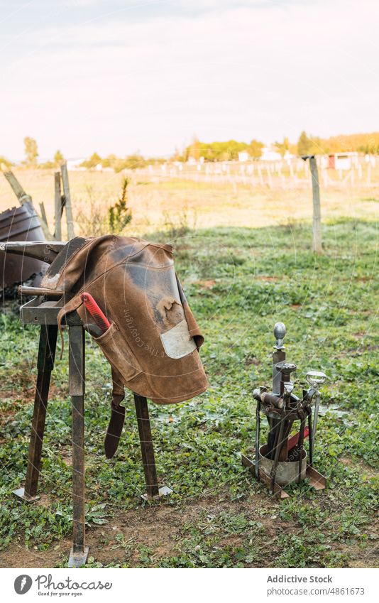 Hufschmied-Ausrüstung draußen auf der Ranch Werkzeug Gehege Amboss chaps bereit Arbeit professionell Gerät Landschaft offen Bauernhof Sommer ländlich tagsüber