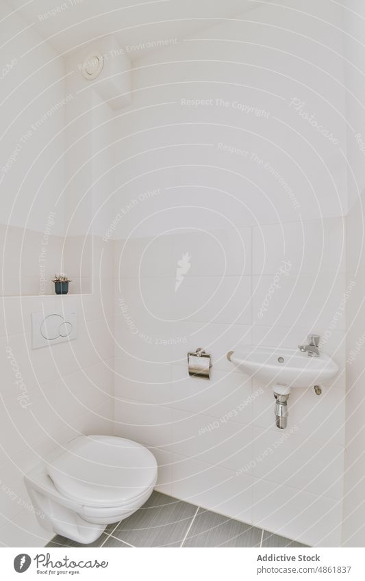 Einfache Toilette mit kleinem Waschbecken Innenbereich heimwärts Design Haus wohnbedingt modern einfach beige Komfort Keramik verweilen Zeitgenosse Wasserhahn