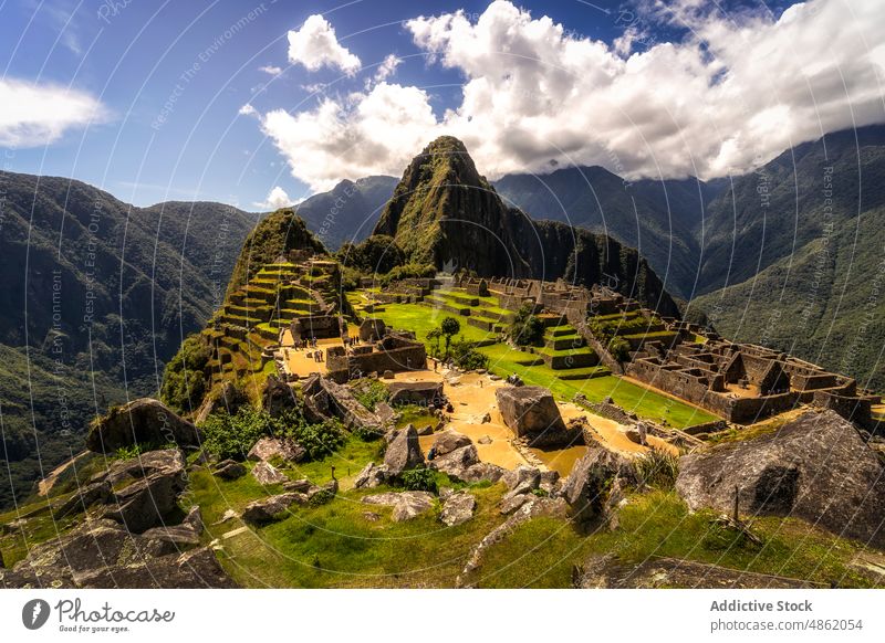 Von oberhalb des malerischen Bergtals während der Reise in Machu Picchu Berge u. Gebirge Tal Peru reisen erkunden Hochland Natur Archäologie Landschaft Inca