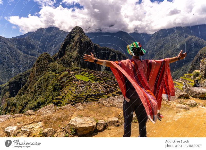 Anonymer Tourist mit ausgestreckten Armen beim Genießen der Berge in Peru Person Berge u. Gebirge Tal reisen bewundern ausdehnen Reisender erkunden Hochland