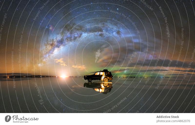 Glühende Sterne und Milchstraße Galaxie über Salzwiese mit geparktem Auto Milchstrasse Salzfläche PKW Nacht sternenklar spektakulär Landschaft