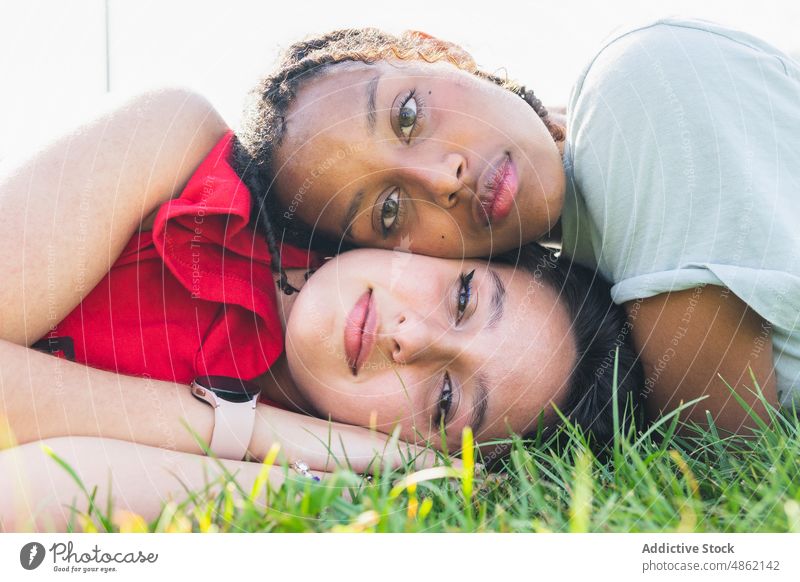 Verschiedene Frauen auf dem Rasen liegend Freund Bonden Park ruhen Zeitvertreib Kälte Zeit verbringen freie Zeit Sommer Gras Zusammensein Freundin