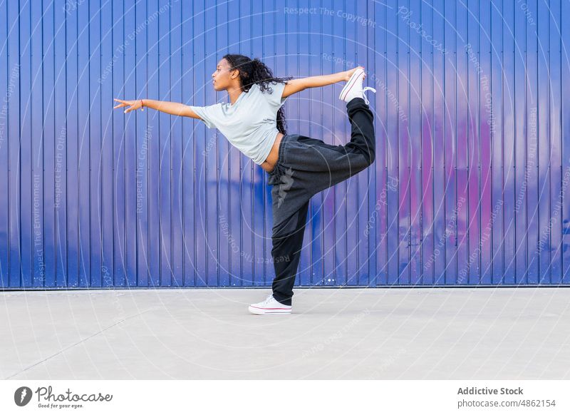 Schwarze Frau tanzt auf der Straße Tänzer Tanzen sportlich Hobby üben Übung Probe Choreographie Energie Körperhaltung Gleichgewicht beweglich