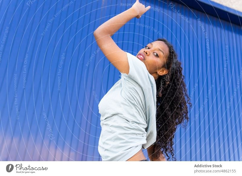 Schwarze Frau tanzt auf der Straße Tänzer Tanzen Hobby Gesunder Lebensstil ausführen Choreographie Probe Aktivität Stil Energie lässig Stadt Sommer schwarz