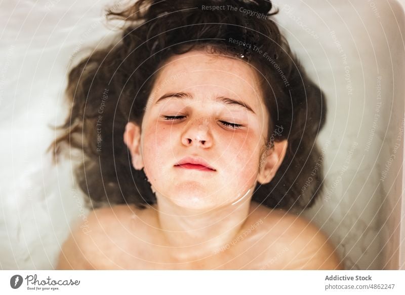 Mädchen entspannt sich beim Baden zu Hause sich[Akk] entspannen sorgenfrei Kind Augen geschlossen Badewanne ruhen Porträt heimwärts Kälte Lügen nasses Haar