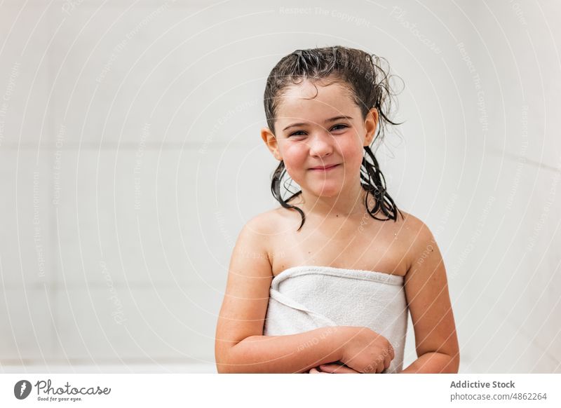 Lächelndes Mädchen in weißem Handtuch Kind nasses Haar Bad Porträt Vorschule Hygiene Routine täglich Waschen Dusche Glück positiv heiter Freude