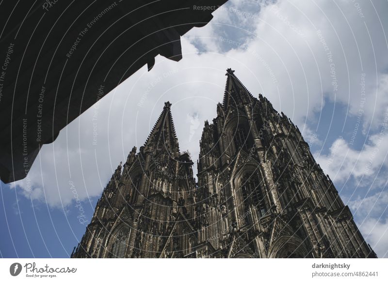 Kölner Dom mit einem modernen Gebäude, Domforum, alte und neue Architektur Kathedrale Reisen Urlaub riskant mittelalterliche Konstraste Türme Kirche Glaube