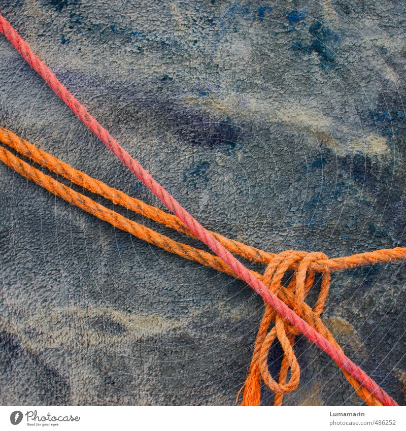 lose verbandelt Seil hängen liegen alt einfach lang nah grau orange rot Partnerschaft Kontakt Sicherheit Zusammenhalt Knoten Schleife Schlaufe 2 Halt haltend