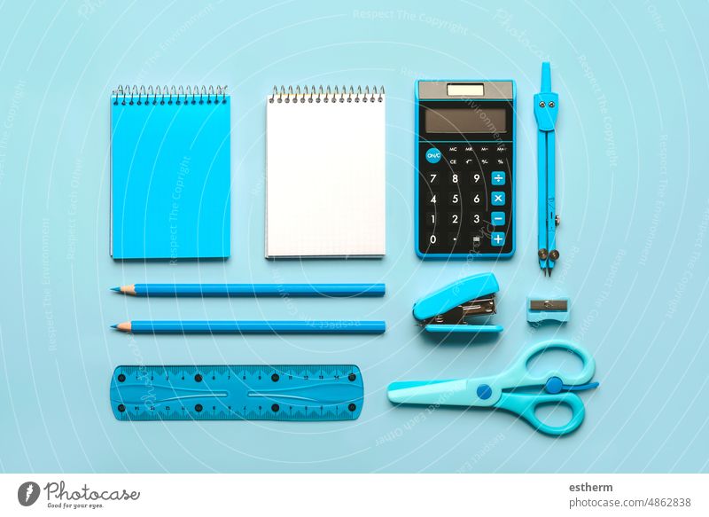 Draufsicht auf Schulsachen. Zurück zu Schule Konzept Bildung Schreibwarenhandlung Konzept für den Schulanfang Schüler Notizbücher Rechner Farben Stifte