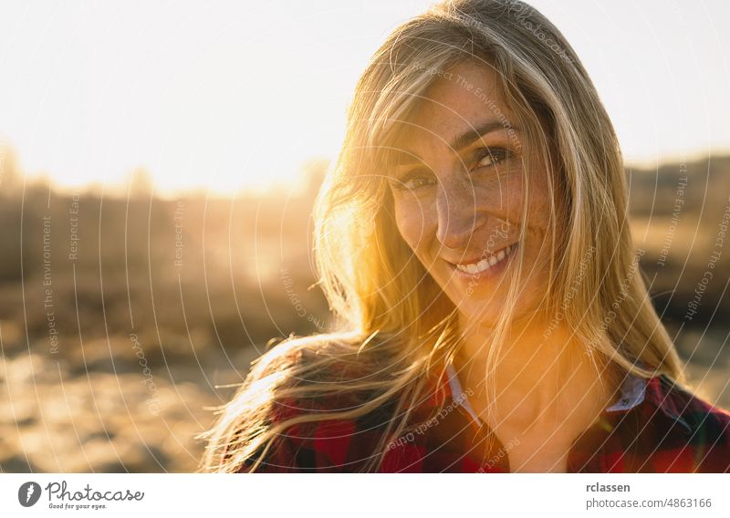 Lächelnde Frau im Freien Porträt. Sanftes Sonnenlicht im Hintergrund.Close Porträt. Glück Herbst natürlich Erwachsener schön Schönheit brünett Kaukasier heiter